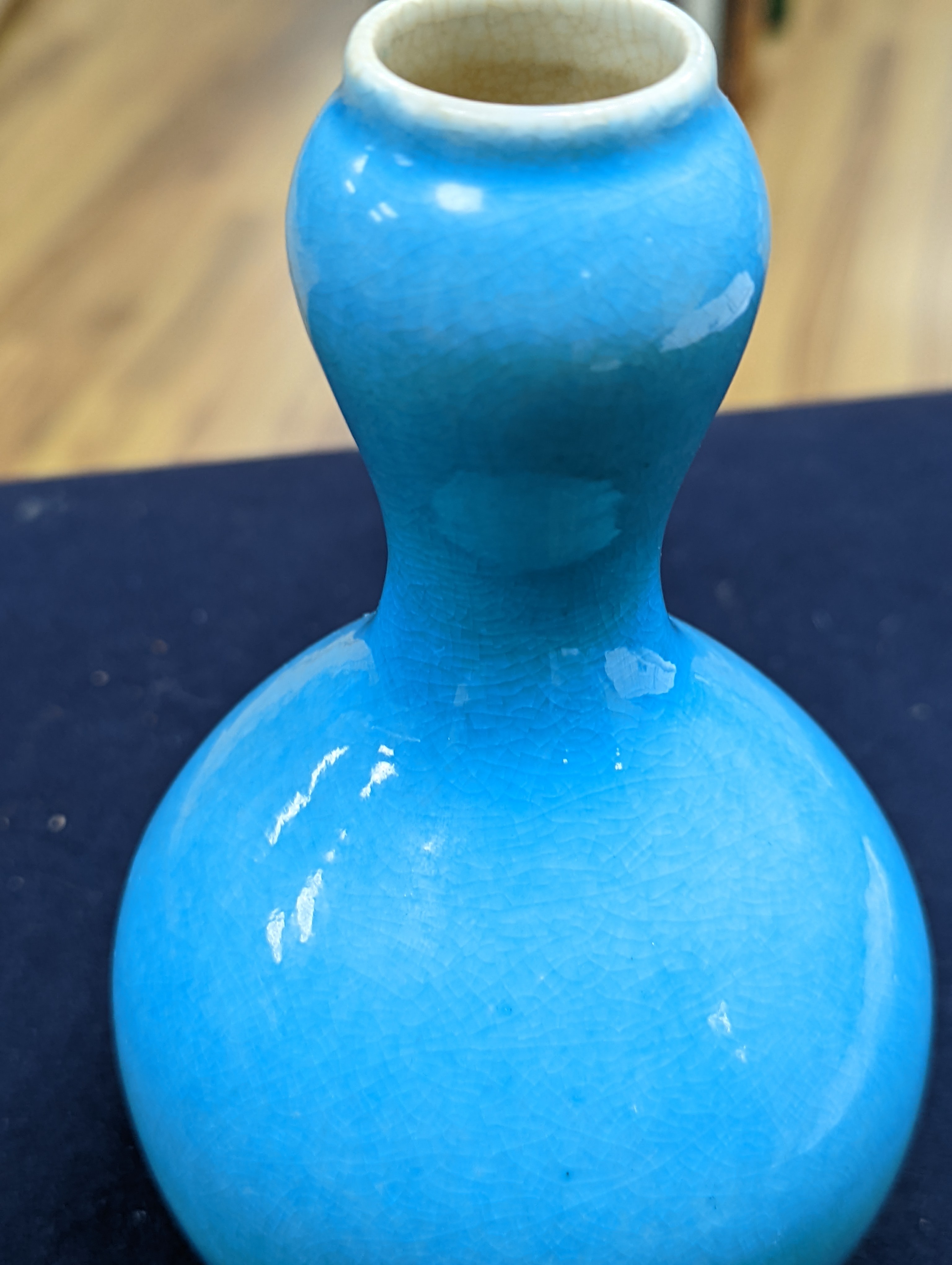 A Chinese turquoise crackle glazed double gourd vase 19cm